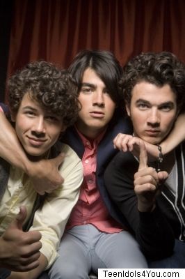 jonas_brothers_1220606696.jpg
